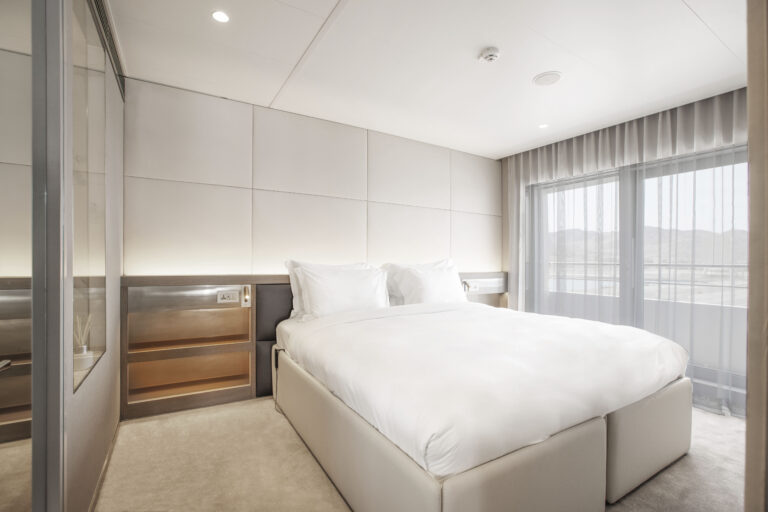 ECYC-Owners-Suite-Bedroom-003