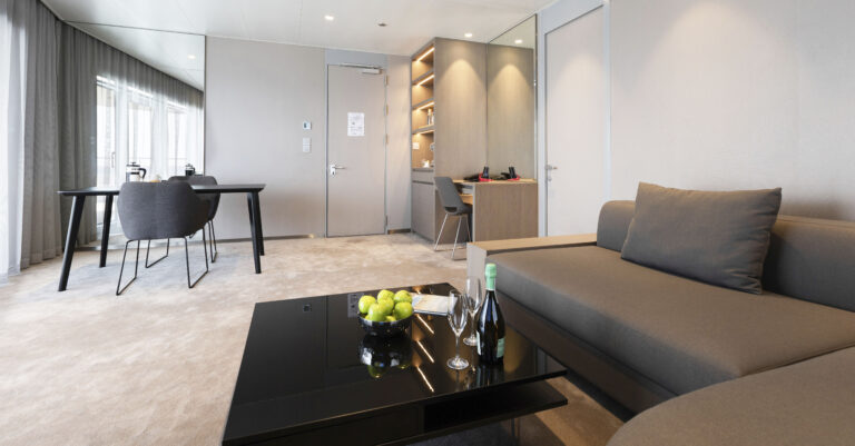 ECYC-Owners-Suite-Lounge-002